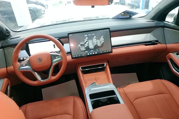 Used BYD Tang L 2025 EV with 670 km Range LiDAR and Premium Features Center Console