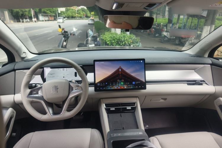 Used BYD Tang L 2025 EV with 670 km Range LiDAR and Premium Features Center Console