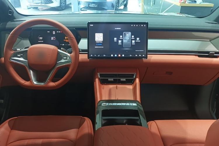 Used BYD Tang L 2025 EV with 670 km Range LiDAR and Premium Features Center Console