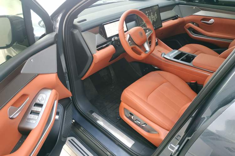 Used BYD Tang L 2025 EV with 670 km Range LiDAR and Premium Features Driver Seat