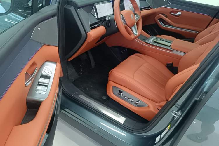Used BYD Tang L 2025 DM 175KM Drone Player Edition Driver Seat
