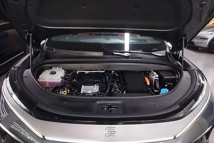 Used BYD Tang L 2025 DM 200KM Four-Wheel Drive LiDAR Flagship Model Engine Bay