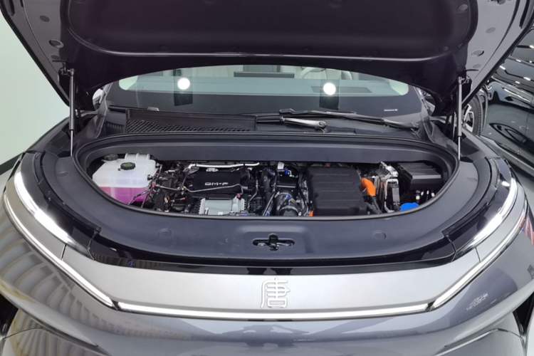 Used BYD Tang L 2025 DM 175KM Drone Player Edition Engine Bay