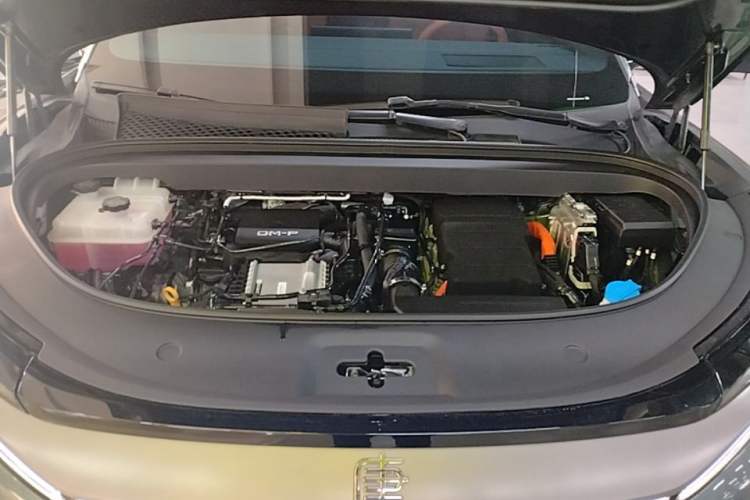 Used BYD Tang L 2025 DM 175KM Drone Player Edition Engine Bay