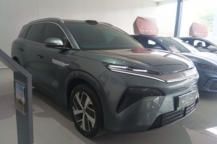 Used BYD Tang L 2025 EV with 670 km Range LiDAR and Premium Features Front Right 45 Deg
