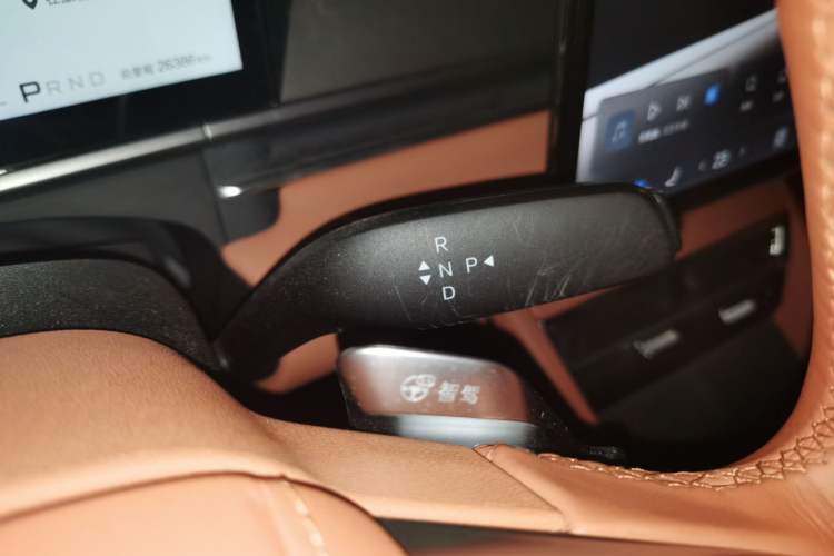 Used BYD Tang L 2025 EV with 670 km Range LiDAR and Premium Features Gear Lever