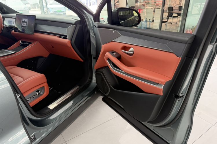 Used BYD Tang L 2025 DM 175KM Drone Player Edition Interior 2