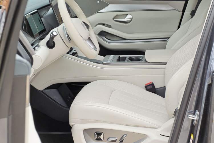 Used BYD Tang L 2025 EV with 670 km Range LiDAR and Premium Features Interior 4