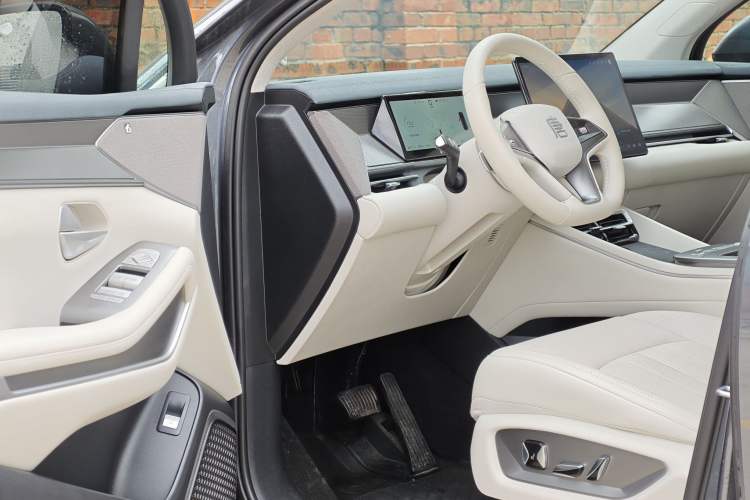 Used BYD Tang L 2025 EV with 670 km Range LiDAR and Premium Features Interior 5