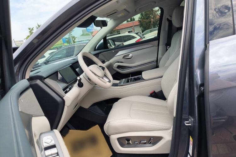 Used BYD Tang L 2025 DM 215KM LiDAR Flagship Model Interior 8