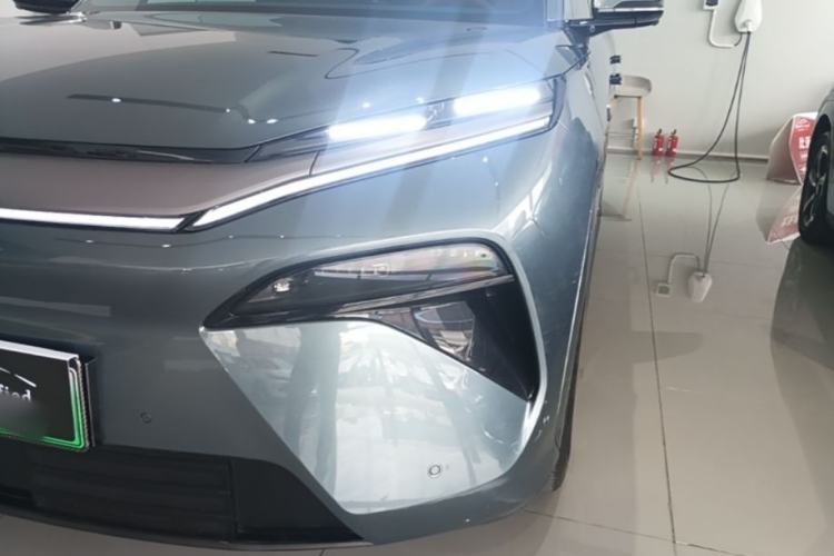 Used BYD Tang L 2025 EV with 670 km Range LiDAR and Premium Features Left Front Headlight