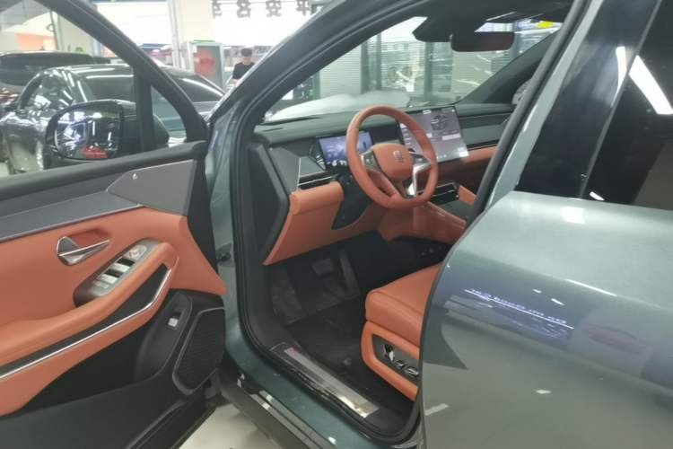 Used BYD Tang L 2025 DM 175KM Drone Player Edition Left Front Seat