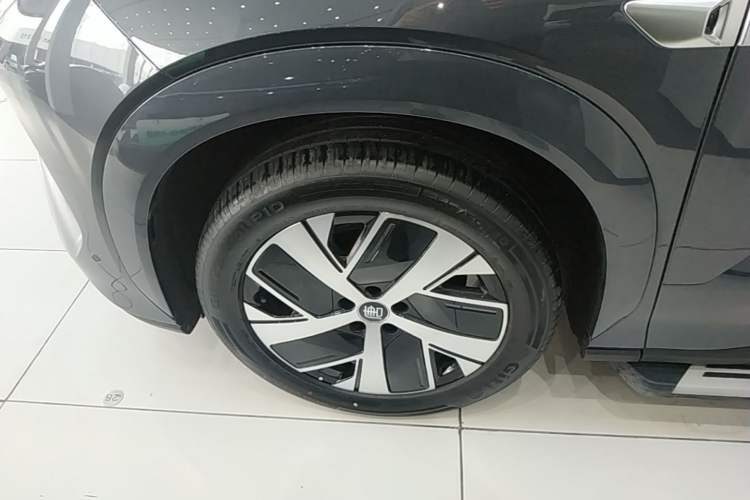 Used BYD Tang L 2025 EV with 670 km Range LiDAR and Premium Features Left Front Wheel Hub