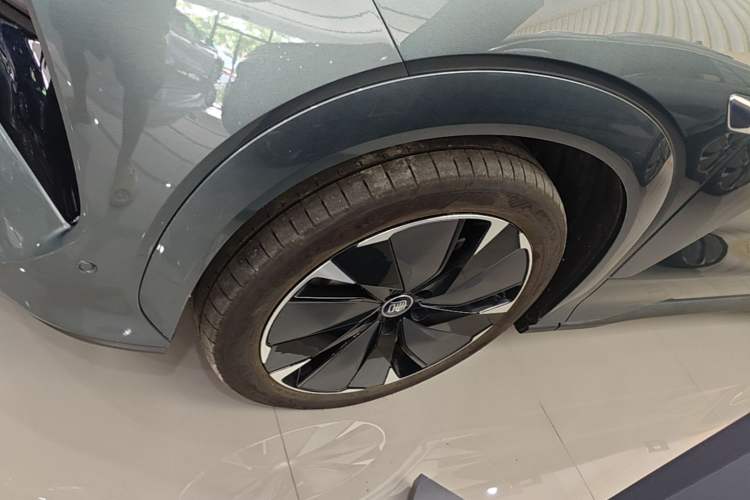 Used BYD Tang L 2025 DM 175KM Drone Player Edition Left Front Wheel Hub