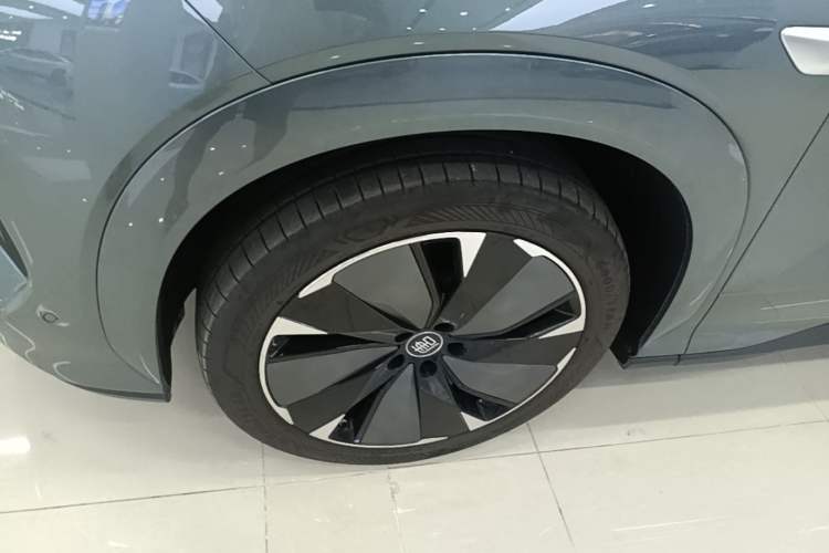 Used BYD Tang L 2025 DM 175KM Drone Player Edition Left Front Wheel Hub