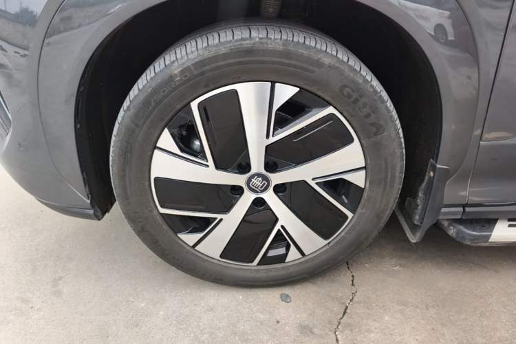 Used BYD Tang L 2025 EV with 670 km Range LiDAR and Premium Features Left Front Wheel Hub