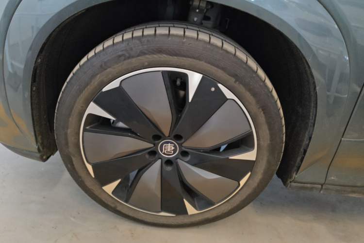 Used BYD Tang L 2025 DM 175KM Drone Player Edition Left Front Wheel Hub