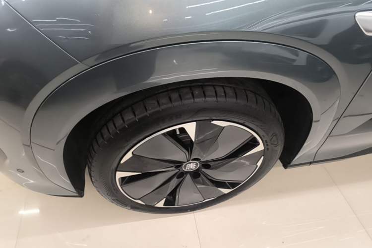 Used BYD Tang L 2025 DM 175KM Drone Player Edition Left Front Wheel Hub