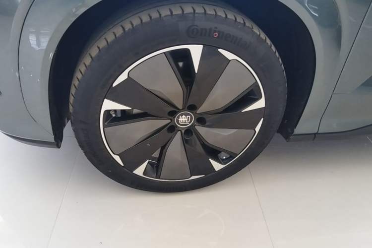 Used BYD Tang L 2025 DM 175KM Drone Player Edition Left Front Wheel Hub