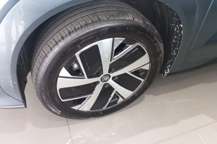 Used BYD Tang L 2025 EV with 670 km Range LiDAR and Premium Features Left Front Wheel Hub