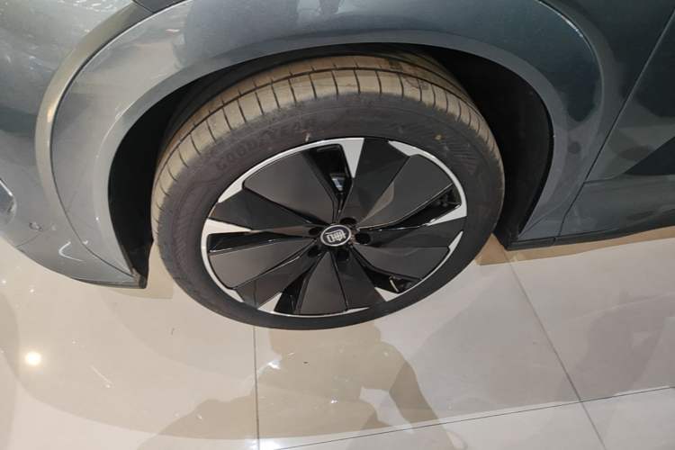 Used BYD Tang L 2025 DM 175KM Drone Player Edition Left Front Wheel Hub