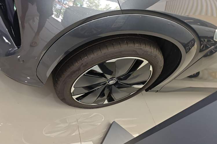Used BYD Tang L 2025 DM 175KM Drone Player Edition Left Front Wheel Hub