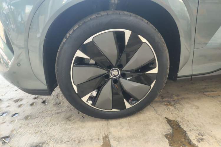 Used BYD Tang L 2025 DM 175KM Drone Player Edition Left Front Wheel Hub