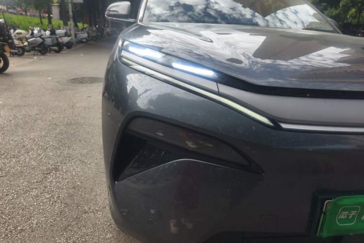 Used BYD Tang L 2025 EV with 670 km Range LiDAR and Premium Features Right Front Headlight