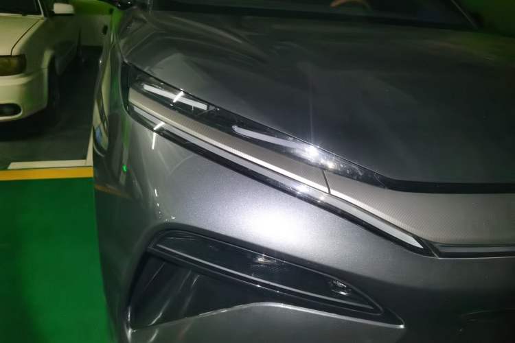 Used BYD Tang L 2025 EV with 670 km Range LiDAR and Premium Features Right Front Headlight