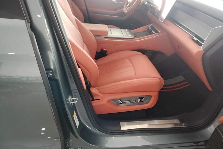 Used BYD Tang L 2025 DM 175KM Drone Player Edition Right Front Seat
