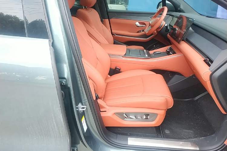 Used BYD Tang L 2025 DM 175KM Drone Player Edition Right Front Seat