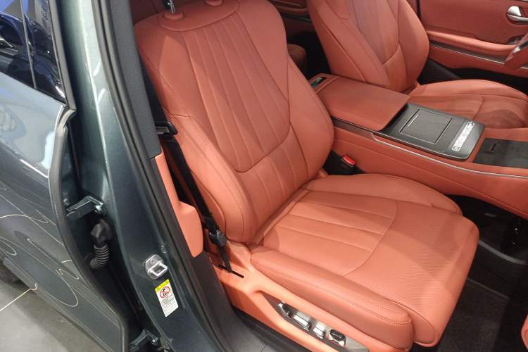 Used BYD Tang L 2025 DM 175KM Drone Player Edition Right Front Seat