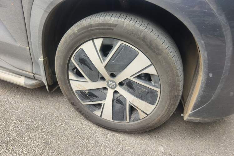 Used BYD Tang L 2025 EV with 670 km Range LiDAR and Premium Features Right Front Wheel Hub