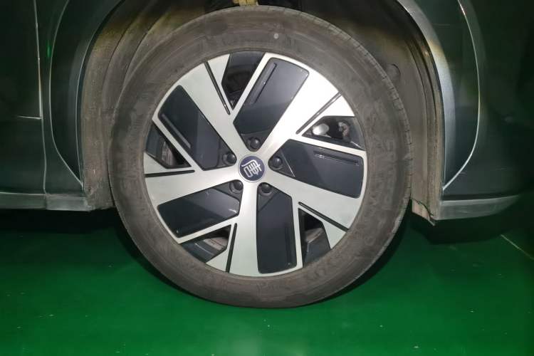Used BYD Tang L 2025 EV with 670 km Range LiDAR and Premium Features Right Front Wheel Hub