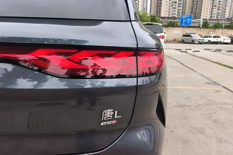Used BYD Tang L 2025 EV with 670 km Range LiDAR and Premium Features Right Rear Taillight