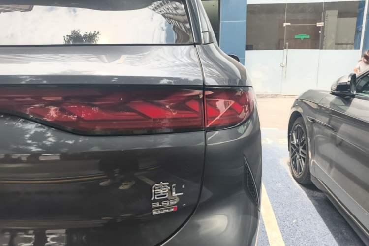 Used BYD Tang L 2025 EV 600KM All-Wheel-Drive LiDAR Flagship Model Right Rear Taillight