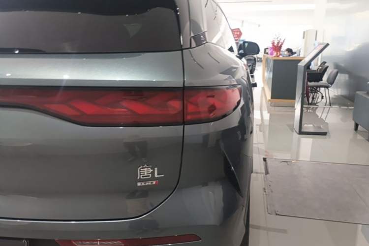 Used BYD Tang L 2025 EV with 670 km Range LiDAR and Premium Features Right Rear Taillight