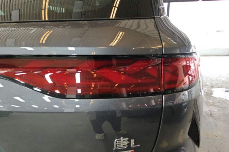 Used BYD Tang L 2025 EV 670KM LiDAR Flagship Version Right Rear Taillight