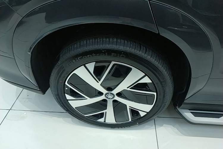 Used BYD Tang L 2025 EV with 670 km Range LiDAR and Premium Features Right Rear Wheel Hub