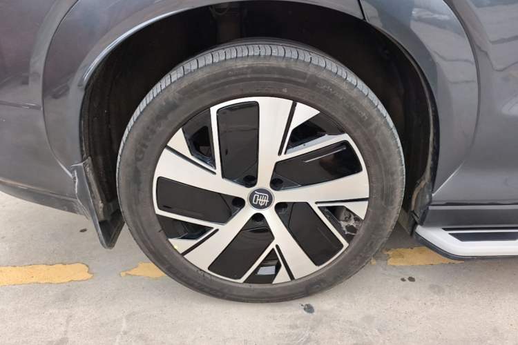 Used BYD Tang L 2025 EV with 670 km Range LiDAR and Premium Features Right Rear Wheel Hub