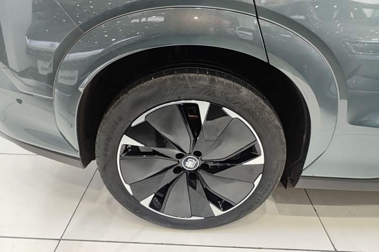 Used BYD Tang L 2025 DM 175KM Drone Player Edition Right Rear Wheel Hub