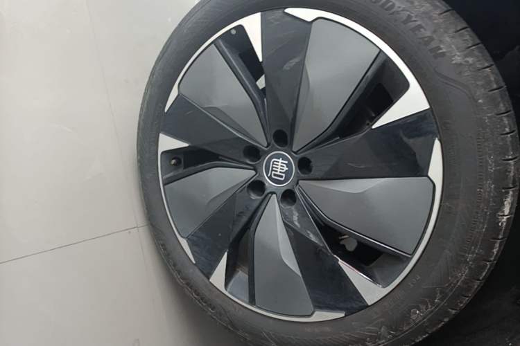 Used BYD Tang L 2025 EV 600KM All-Wheel-Drive LiDAR Flagship Model Right Rear Wheel Hub