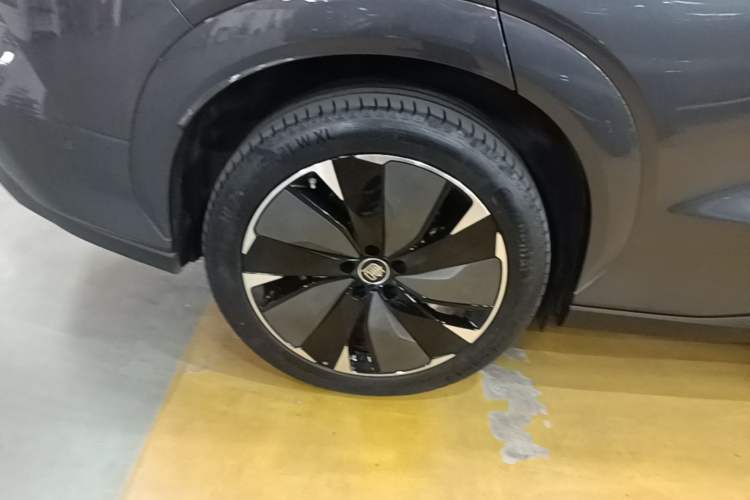 Used BYD Tang L 2025 EV 600KM All-Wheel-Drive LiDAR Flagship Model Right Rear Wheel Hub