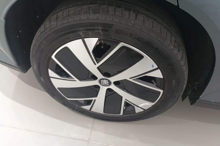 Used BYD Tang L 2025 EV with 670 km Range LiDAR and Premium Features Right Rear Wheel Hub