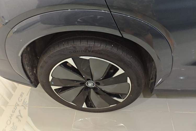 Used BYD Tang L 2025 DM 175KM Drone Player Edition Right Rear Wheel Hub