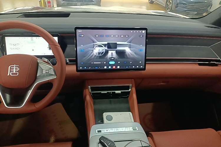 Used BYD Tang L 2025 DM 175KM Drone Player Edition Audio And AC Panel