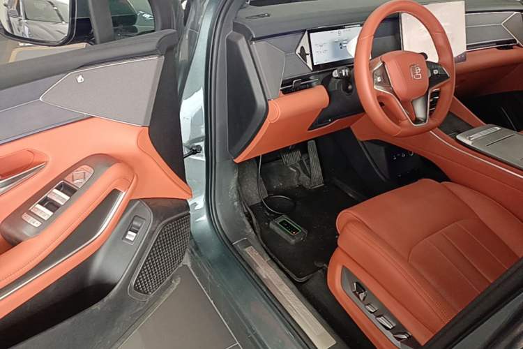Used BYD Tang L 2025 DM 175KM Drone Player Edition Driver Seat