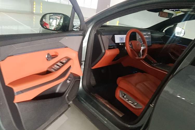 Used BYD Tang L 2025 DM 175KM Drone Player Edition Driver Seat