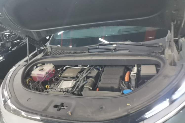 Used BYD Tang L 2025 DM 175KM Drone Player Edition Engine Bay