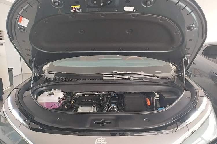 Used BYD Tang L 2025 DM 200KM Four-Wheel Drive LiDAR Flagship Model Engine Bay